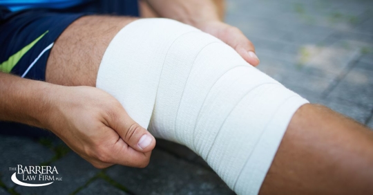 Persona aplicando vendaje a la pierna